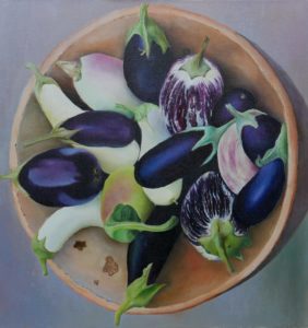 Een stilleven van aubergines in een schaal