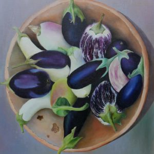 Een stilleven van aubergines in een schaal